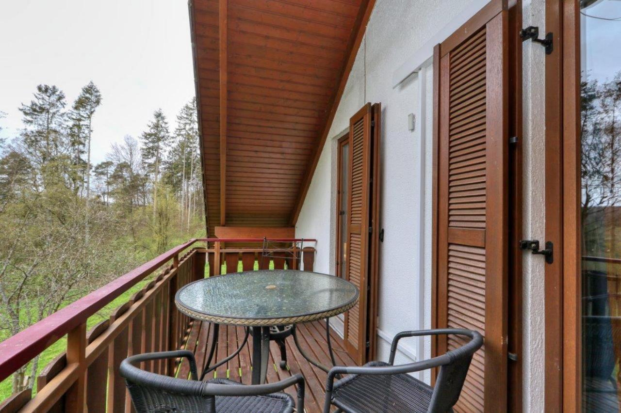 Seepark Kirchheim Ferienhaus Bei Zeta Mit Sauna Exterior photo